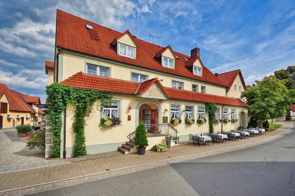 Brauereigasthof Zum Loewenbraeu Adelsdorf Екстериор снимка